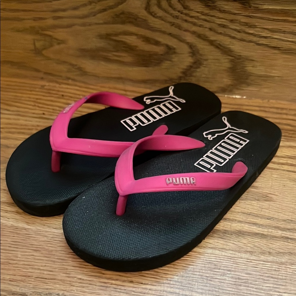 6/10$ Puma Black and Pink Flip Flops
